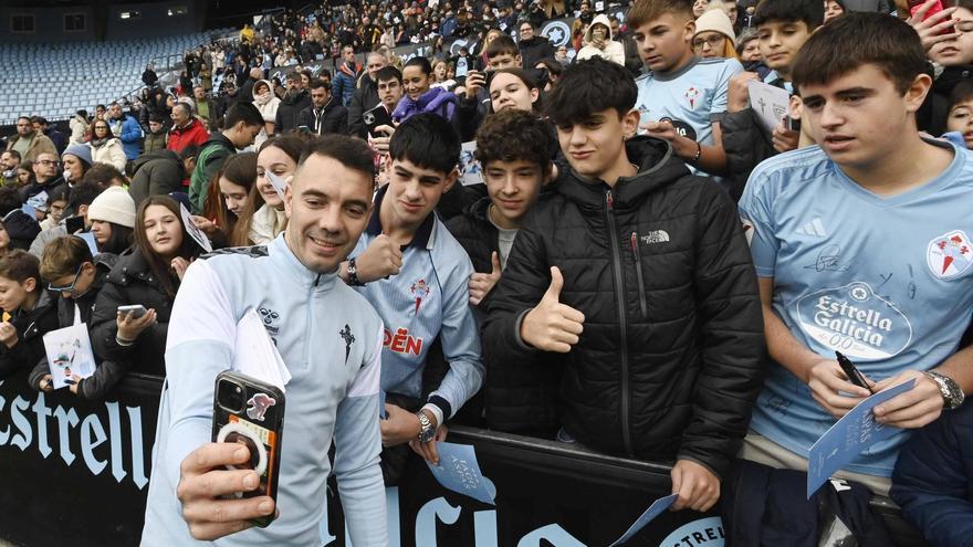 Aspas se saca un selfi con unos jóvenes en Balaídos durante el entreno en Balaídos del pasado mes de enero.