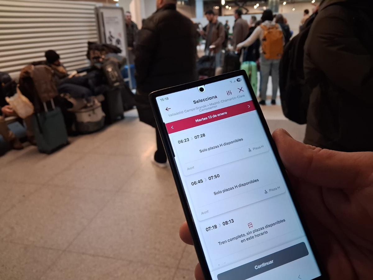 Un usuario muestra la aplicación de Renfe donde se comprueba que para el 2 de febero ya no hay trenes disponibles en la línea Madrid-Valladolid.