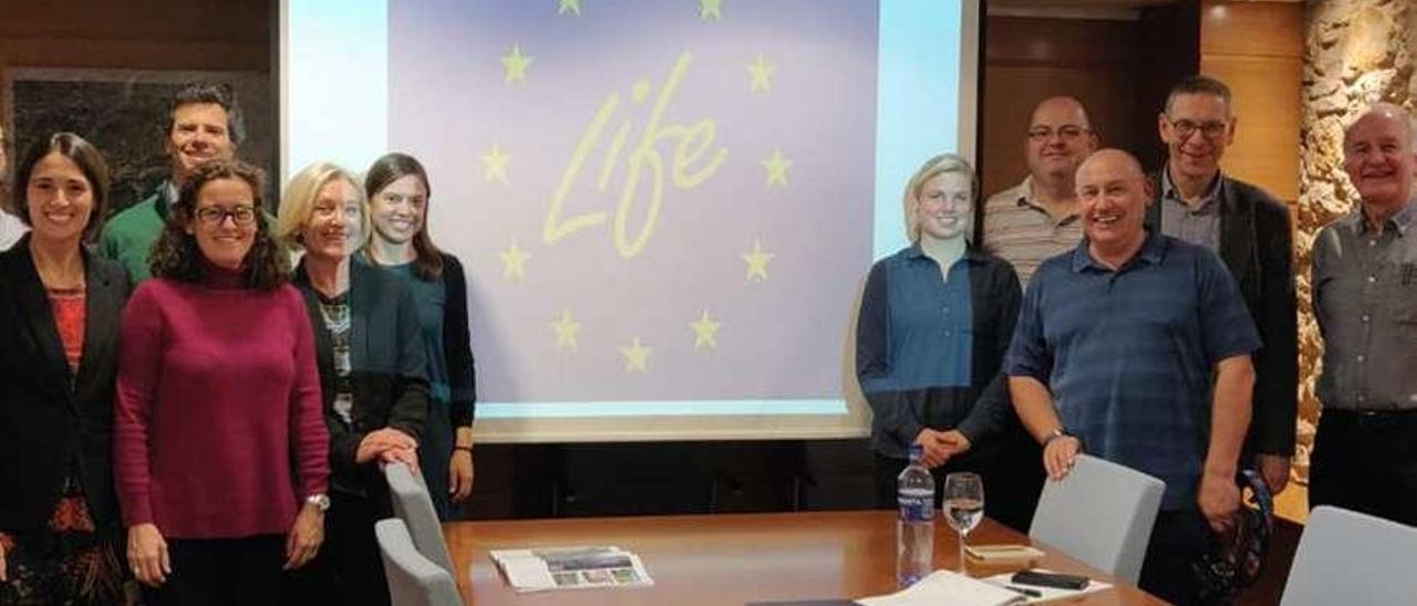 La directora general de Prevención y Control Ambiental, Elena Marañón (tercera por la izquierda), junto a otros socios del proyecto en una visita reciente a Asturias.