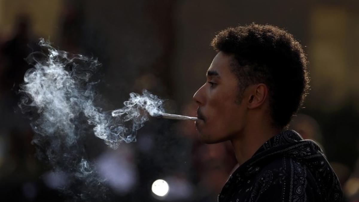 Un hombre fuma cannabis en Londres.