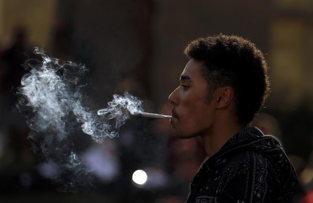 Un hombre fuma cannabis en Londres.