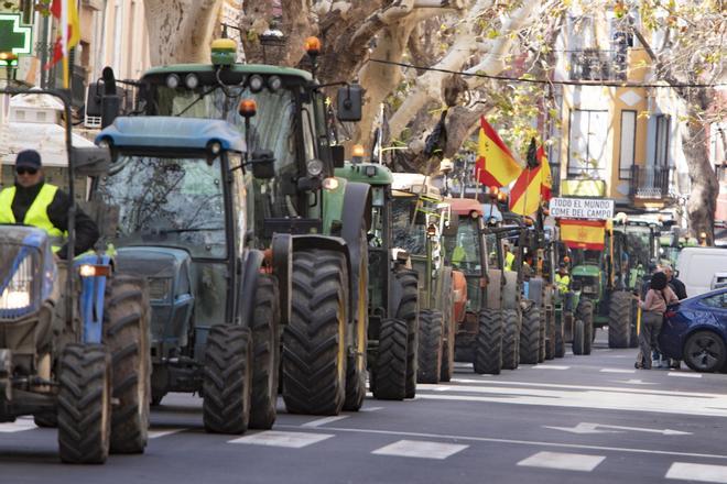 La tractorada por la crisis del campo se hace visible en Xàtiva