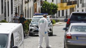Miembros de la Guardia Civil reúnen evidencias cerca de la vivienda donde fueron encontrados los cuerpos un padre y una madre, a la que presuntamente ha matado el hombre con una carabina de aire comprimido antes de suicidarse en Pozoblanco (Córdoba), según afirman fuentes policiales.