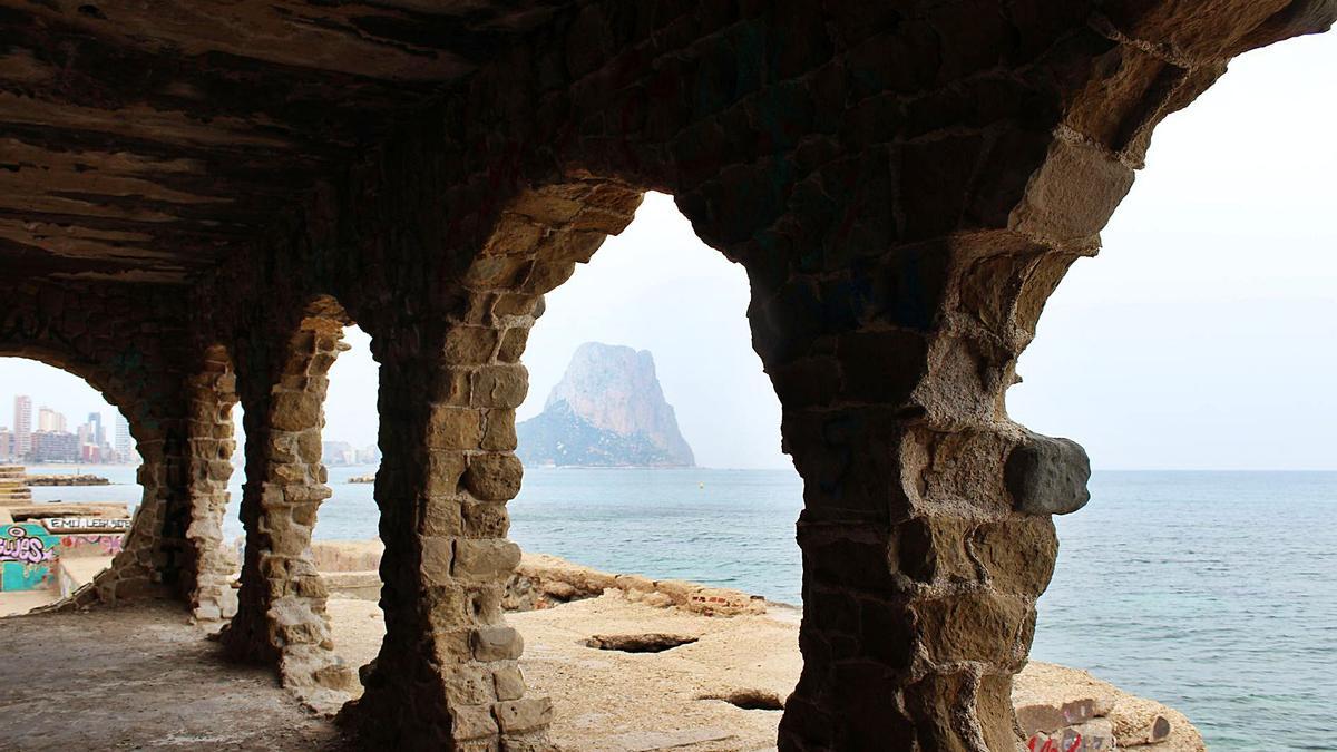 Los singulares óculos del Club Social diseñado por el arquitecto Ricardo Bofill. | A. P. F.