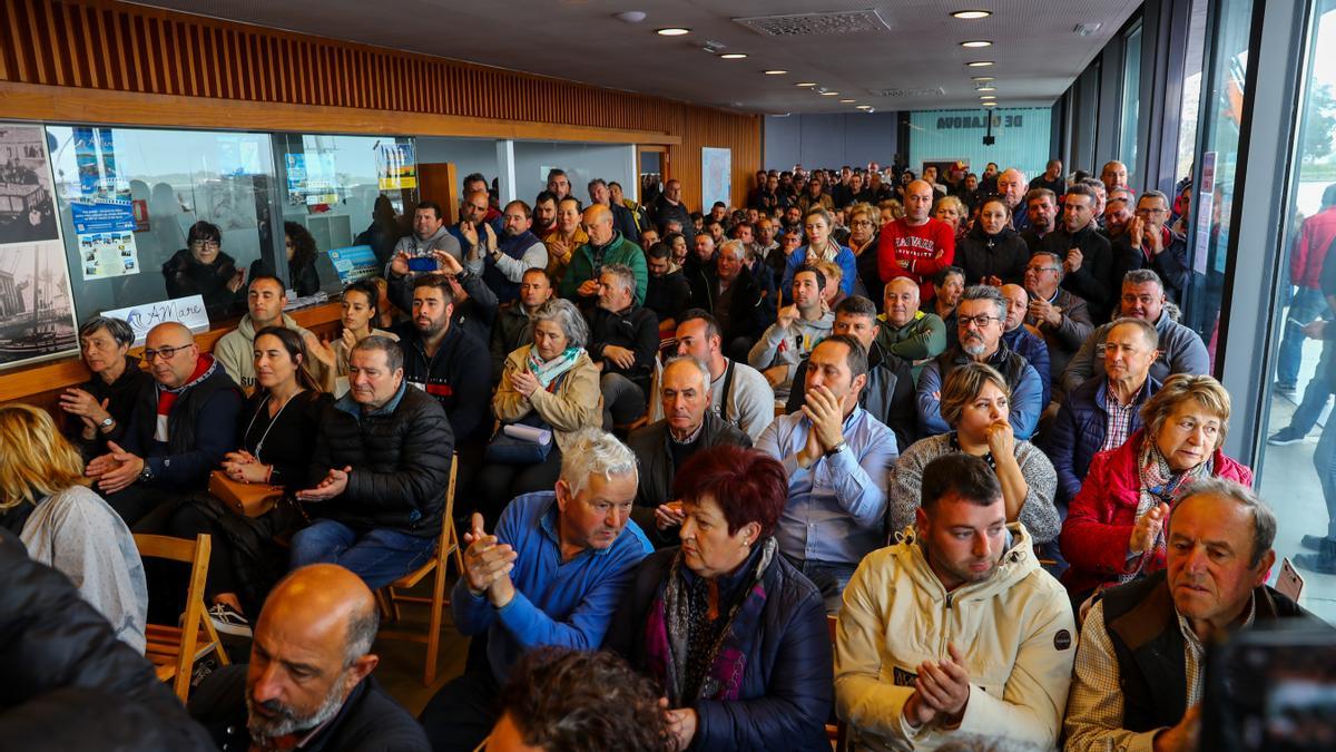 Bateeiros reunidos en Vilanova, ayer.