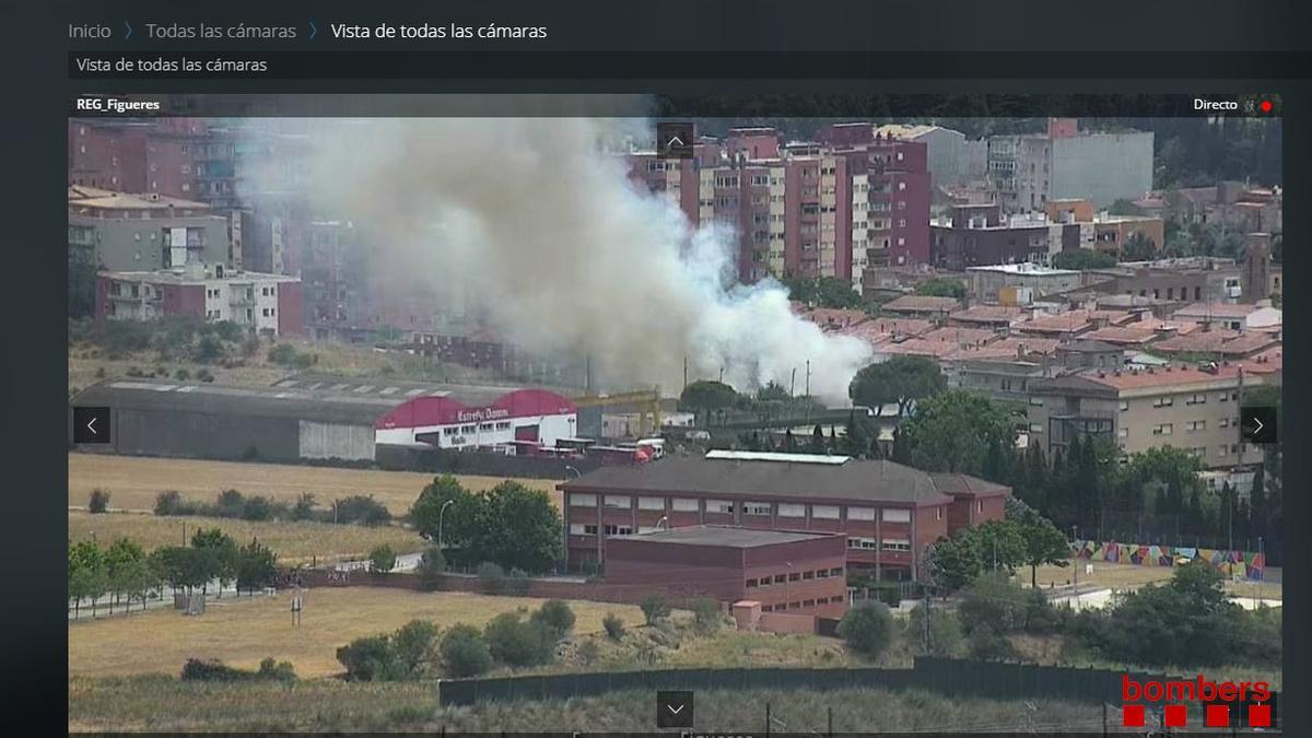 La càmera de vigilància dels Bombers de Figueres mostra la columna de fum
