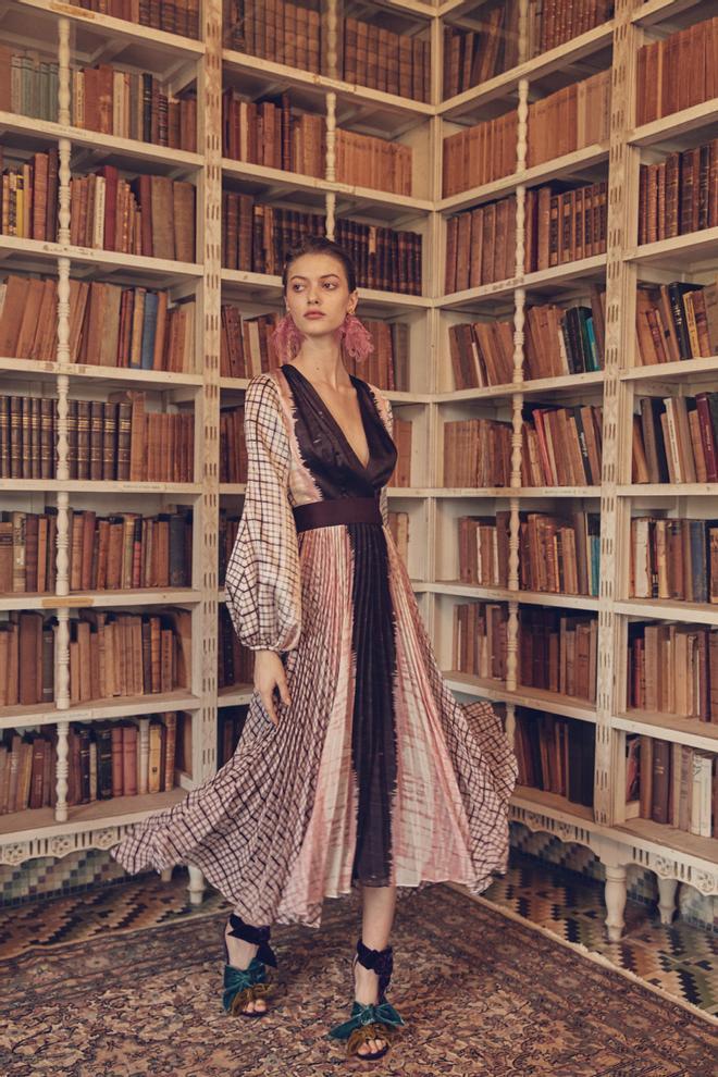 Imagen de la colección otoño invierno 19/20 de Silvia Tcherassi, que firma este vestido midi con estampado tie dye que ha lucido Marta Hazas en los premios MIM Series