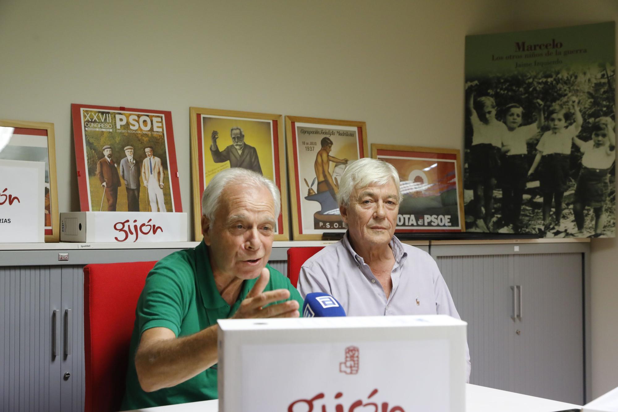 En imágenes: Jornada de recogida de firmas en la sede del PSOE de Gijón