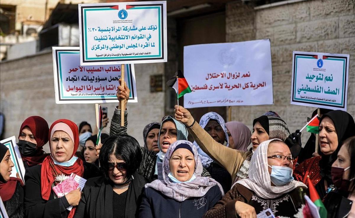 Mujeres palestinas en una protesta durante la celebración del Día Internacional de la Mujer en Gaza.