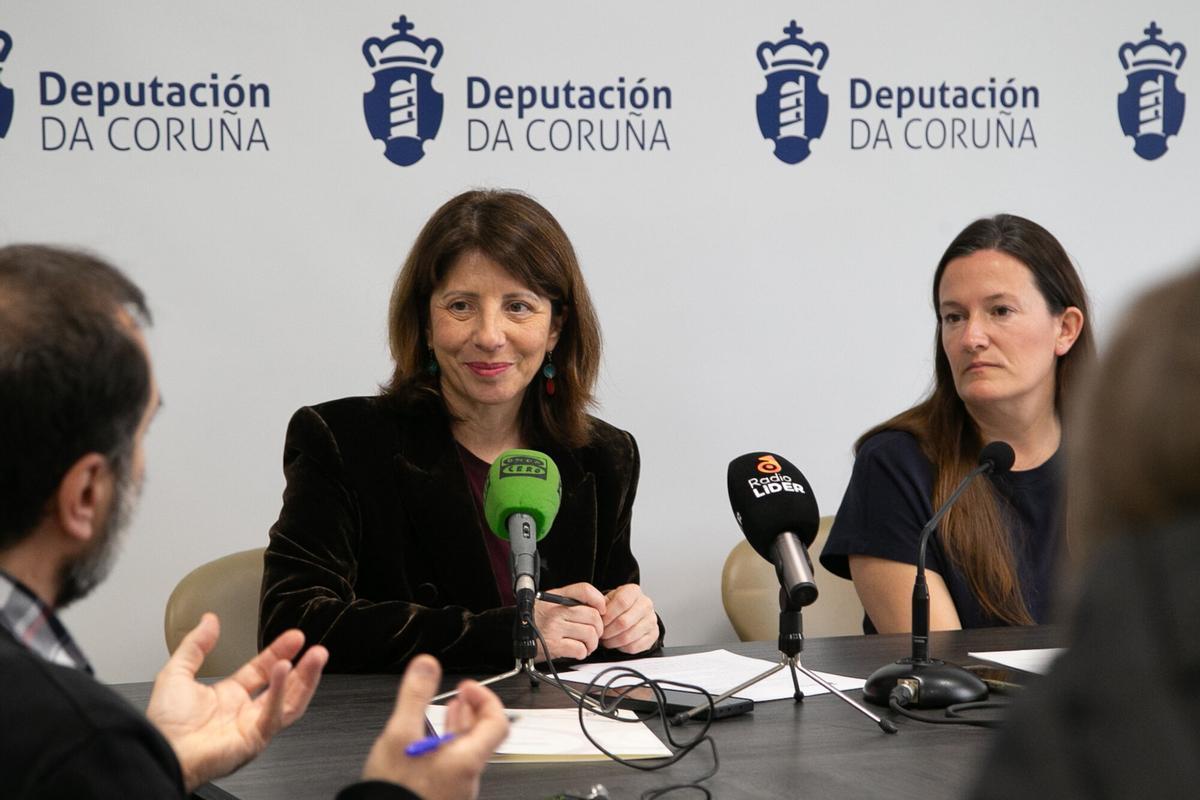 La diputada de Igualdad, Sol Agra y la jefa de Sección, Eva Ovenza, presentando la programación del 8M