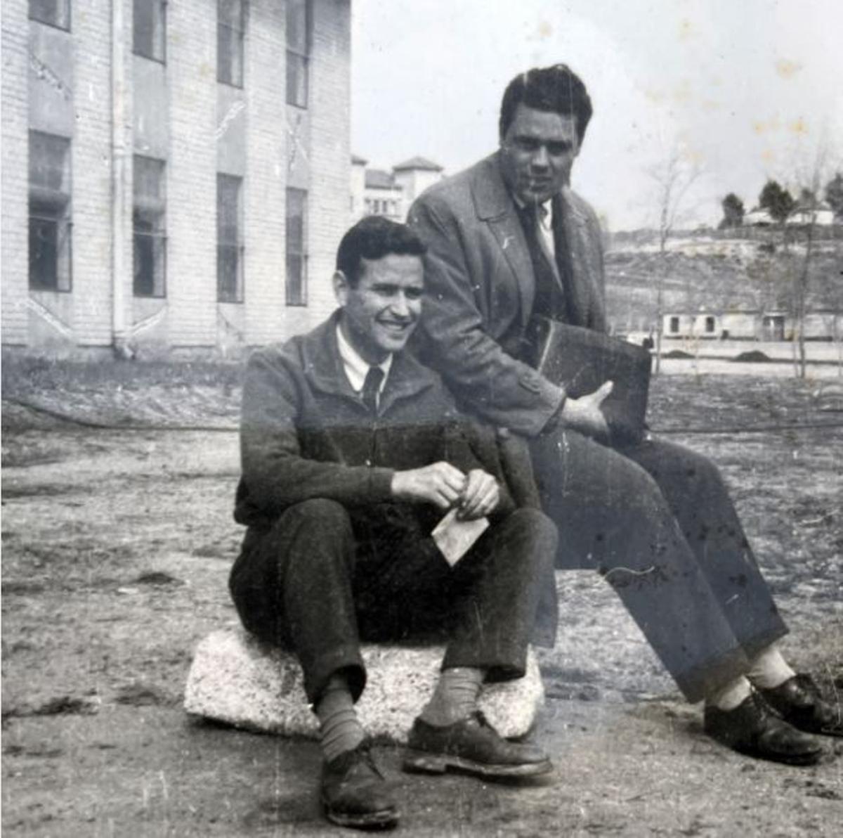 El joven Cristóbal Herrero, con un amigo en el Colegio Mayor Antonio Rivera de Madrid.