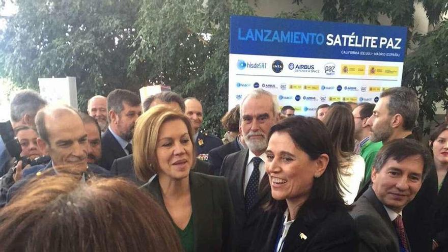 Eva Mª Vega Carrasco junto a la ministra de Defensa el día del lanzamiento del satélite.