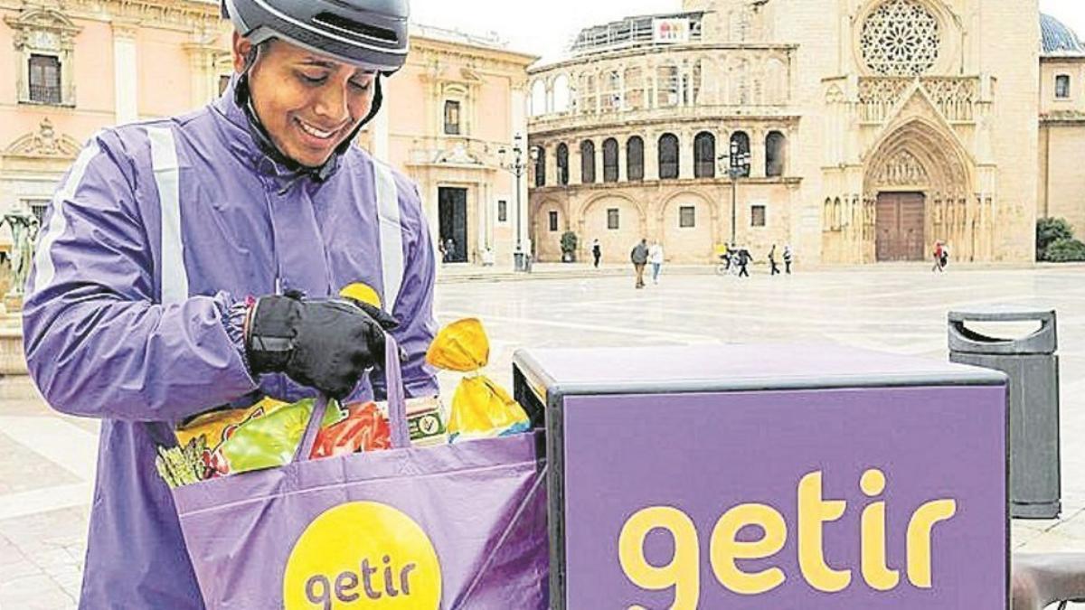 Un repatidor de Getir en la plaza de la Virgen de València. LEVANTE-EMV