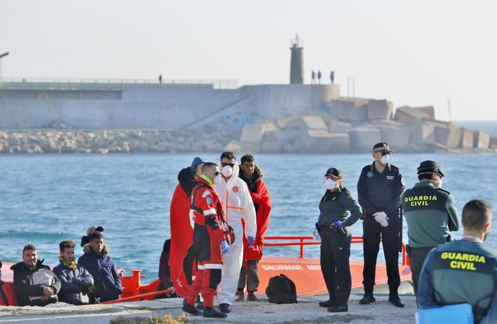 Guardia Civil, Cruz Roja y Salvamento Marítimo han puesto en marcha el protocolo para recepcionar a 24 personas rescatadas en el mar y que ocupaban una patera. 20 hombres y cuatro mujeres