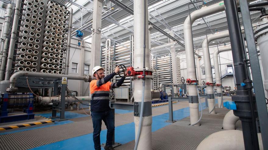 Un operario dentro de la planta desaladora de Sagunt, ayer lunes.