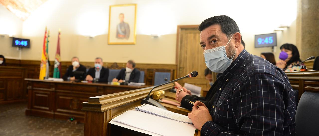 Alfredo Moreno, con el secretario al fondo, junto al alcalde, en el pleno.