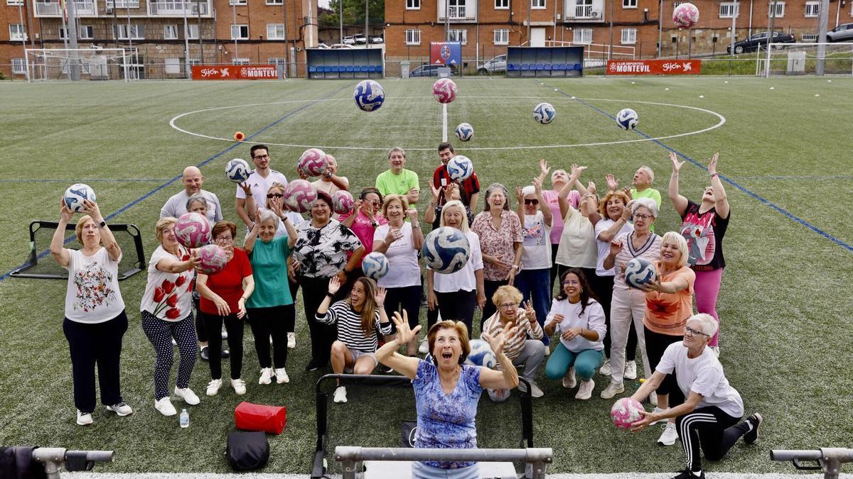 VÍDEO: Clase de iniciación al Fútbol Andarín con varios centros sociales de Gijón