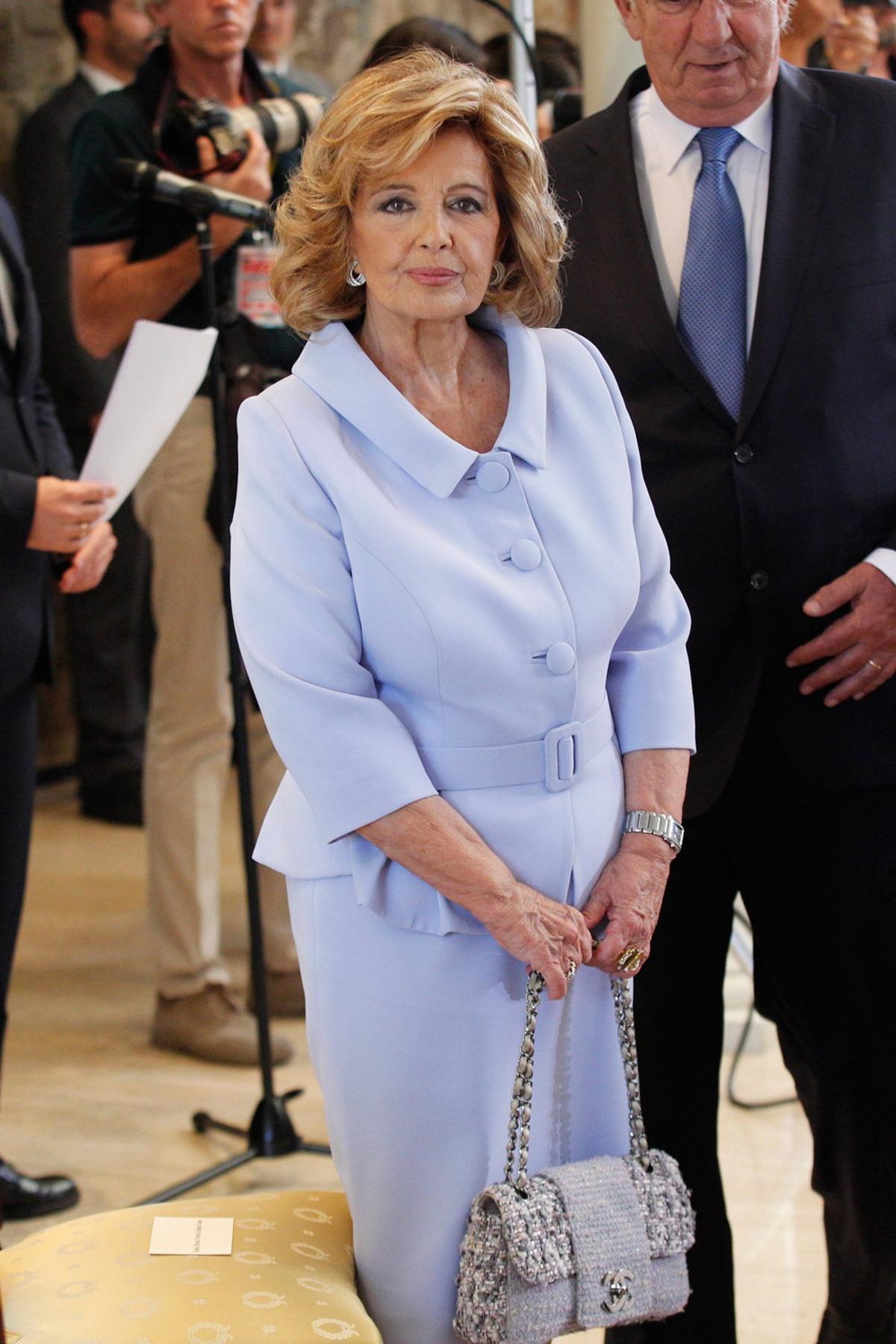 La manga la quiso francesa para el calor, y el bolso que escogió fue un tweed de Chanel