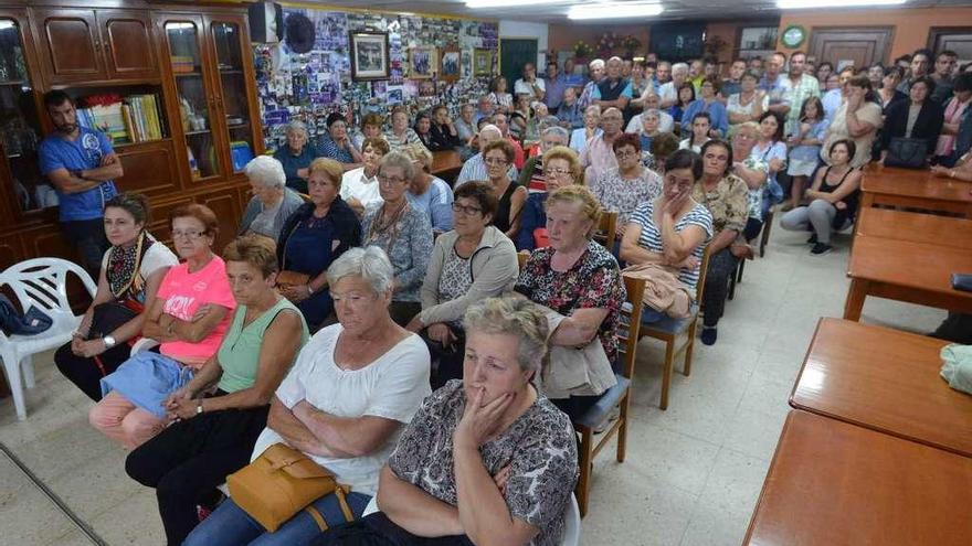 Numerosos vecinos acudieron a la asamblea de ayer. // G. Santos