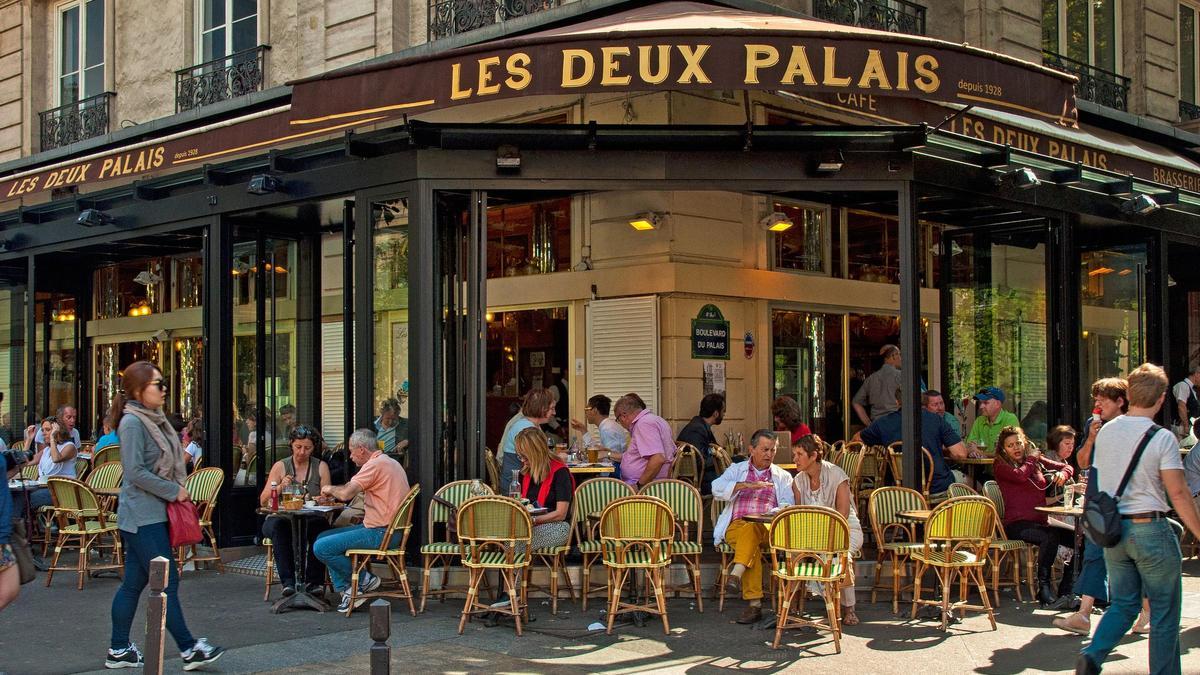 Terraza de un bar de París.