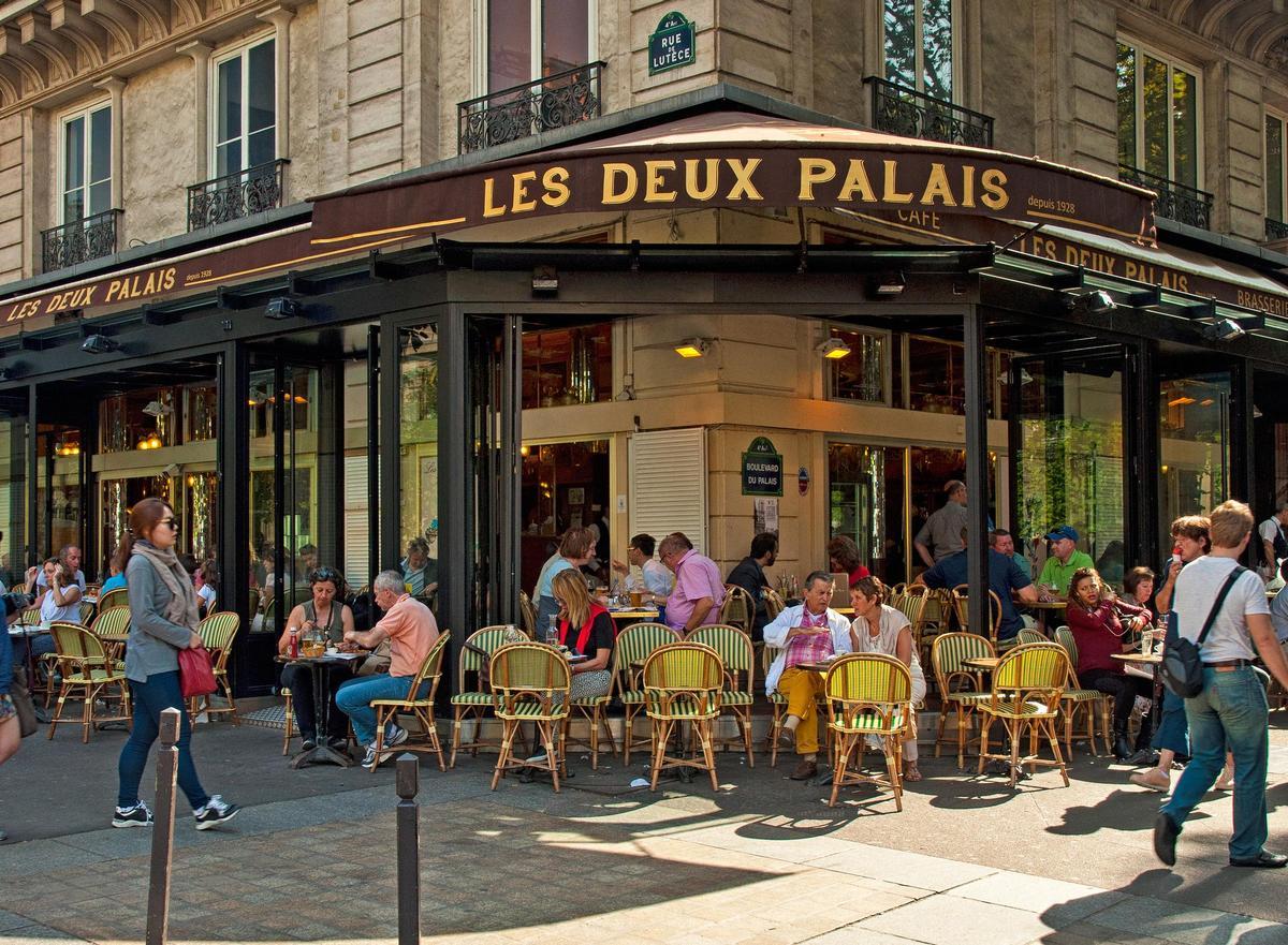 Terraza de un bar de París.