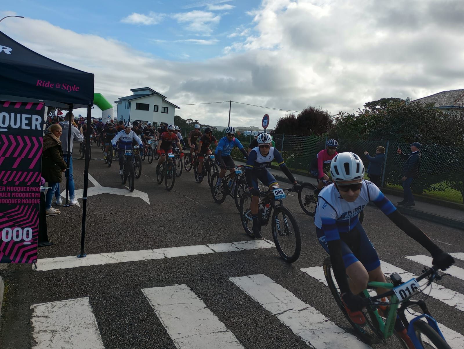 Valdés celebra su desafío en bicicleta, la carrera no competitiva que llena Luarca