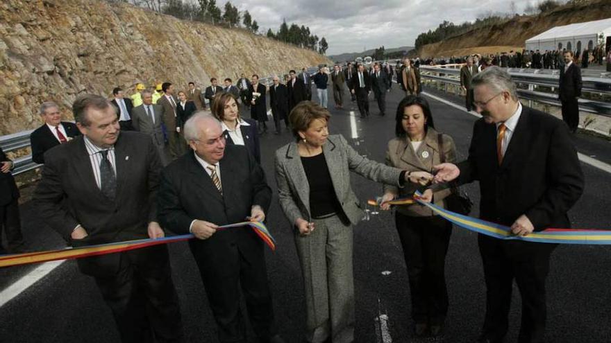 Magdalena Álvarez inaugura el tramo Tamón-Villalegre, en diciembre de 2005.
