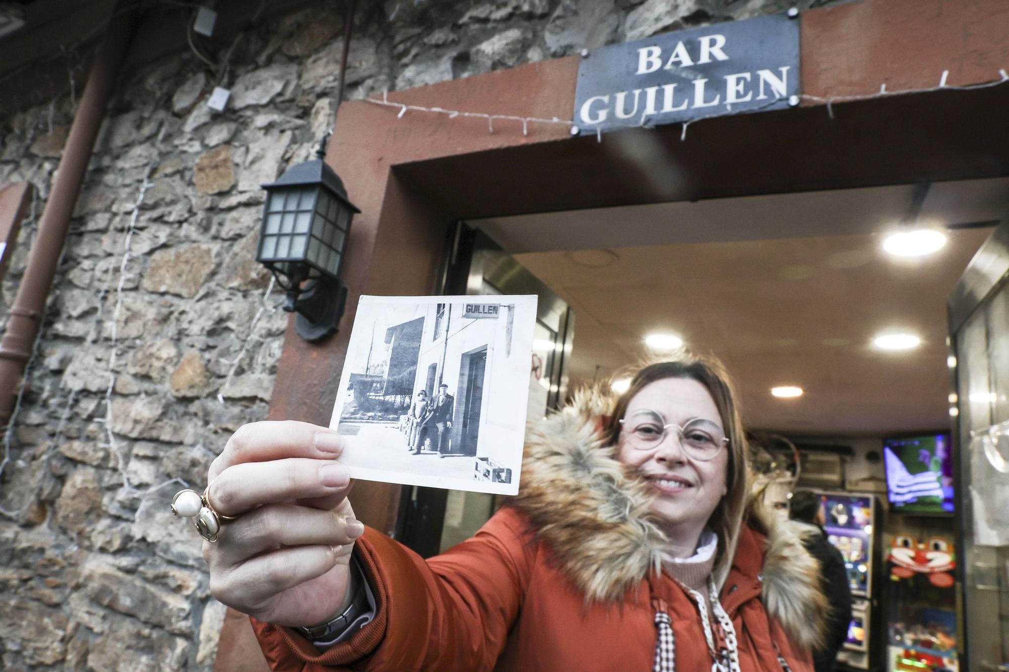 Leticia Posada con una fotografía antigua de su hermana Marisol y un cliente