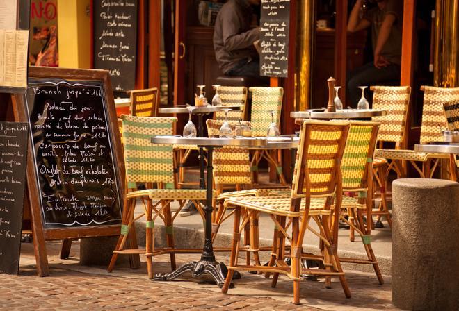Restaurante de París con pizarra de precios a la entrada.