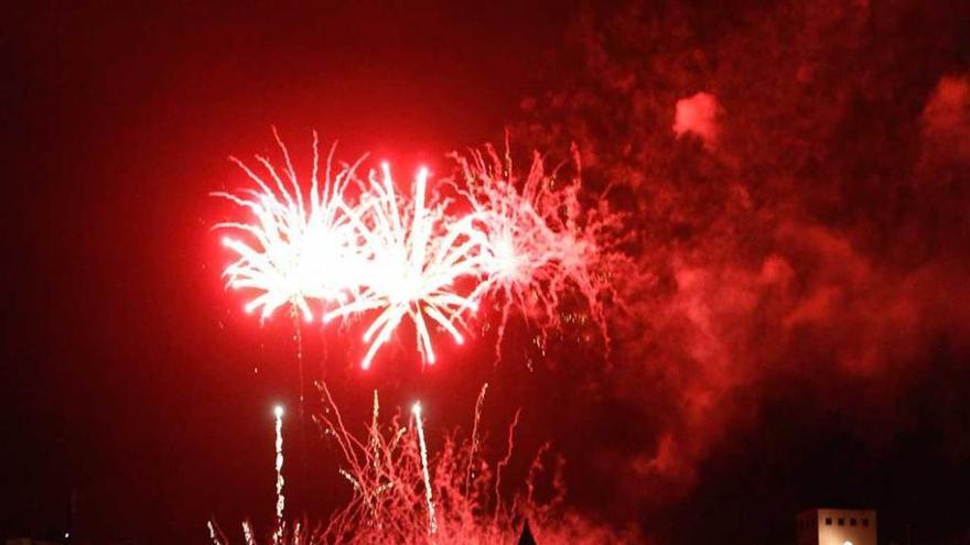 Fuegos artificiales sobre la la ciudad de Gijón.