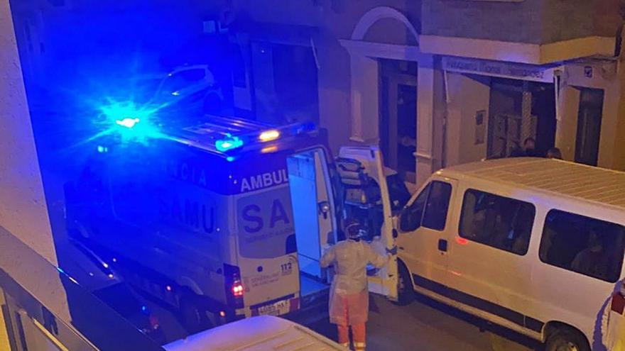 El SAMU, al evacuar el jueves por la noche al herido. | LEVANTE-EMV