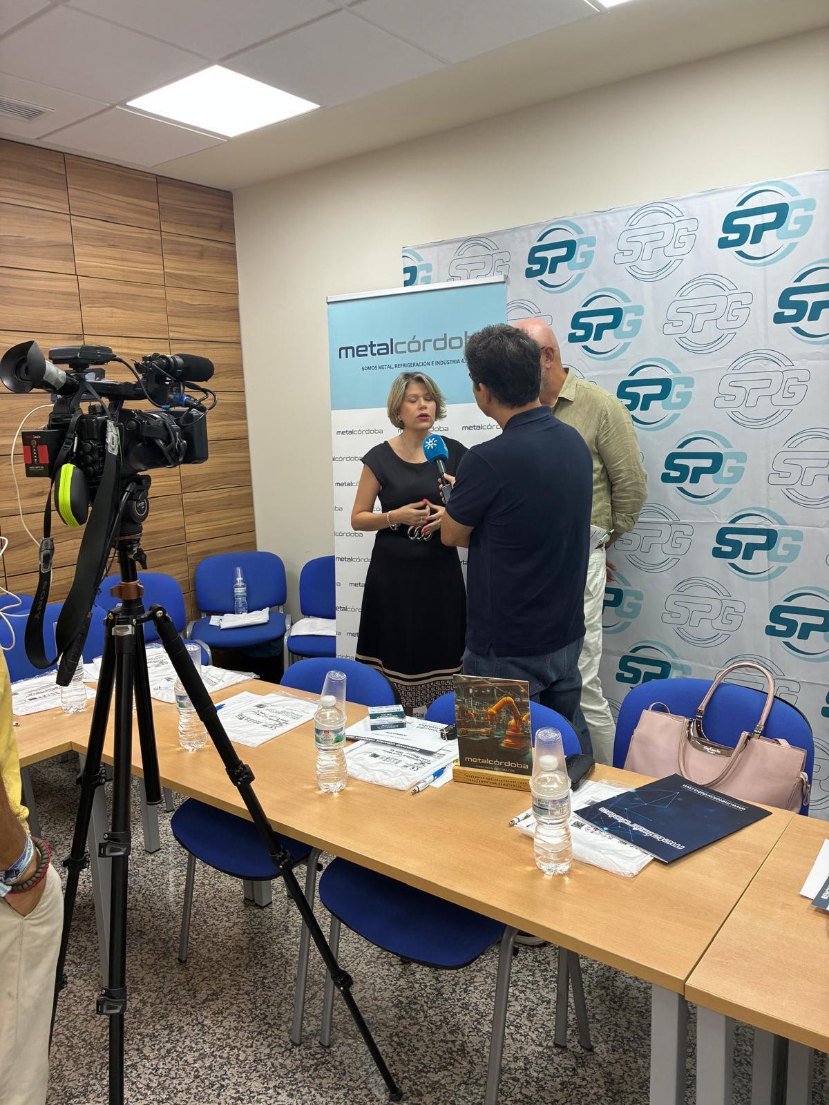 Ana María García, presidenta de MetalCórdoba, atendiendo a los medios de comunicación.