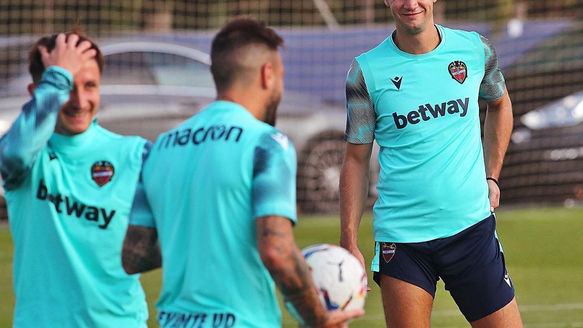 Vukcevic, en un entrenamiento reciente con el Levante UD. | F.CALABUIG