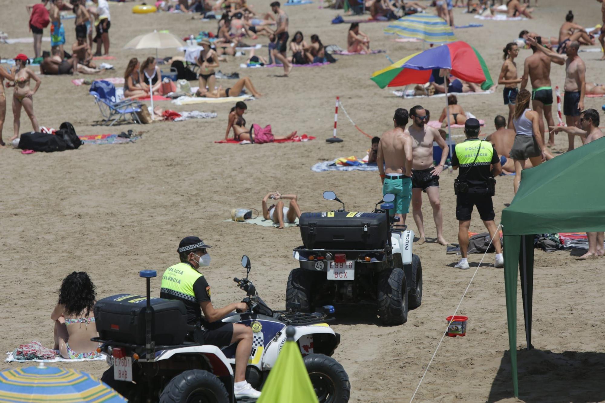 Una temperaturas de más de 40 grados llena las playas valencianas