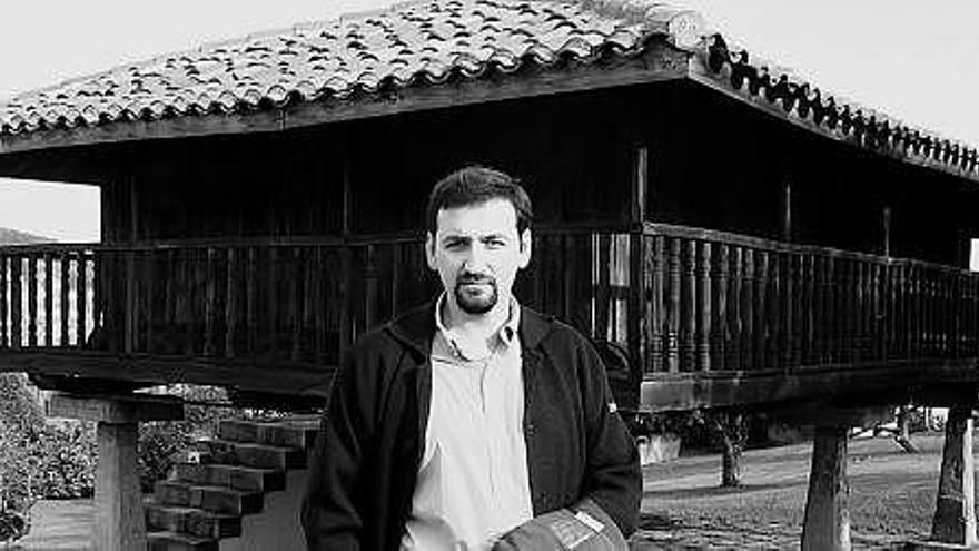 Gerardo Díaz, delante de un hórreo de estilo Carreño.