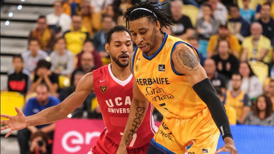 Stan Okoye bota el balón ante la defensa de Sadiel Rojas, del UCAM Murcia.