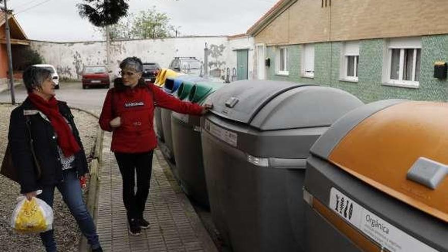 Dos vecinas de Santa Bárbara, ante los contenedores de basura y reciclaje instalados por Emulsa.