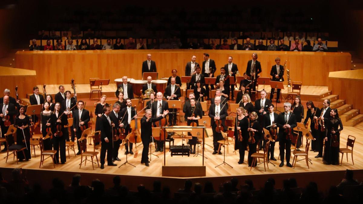 El director Trevor Pinnock saluda al inicio del concierto en la sala Mozart.