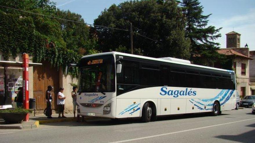 Usuaris del transport públic pujant a l&#039;autobús, ahir al matí, en una de les parades que hi ha a Moià