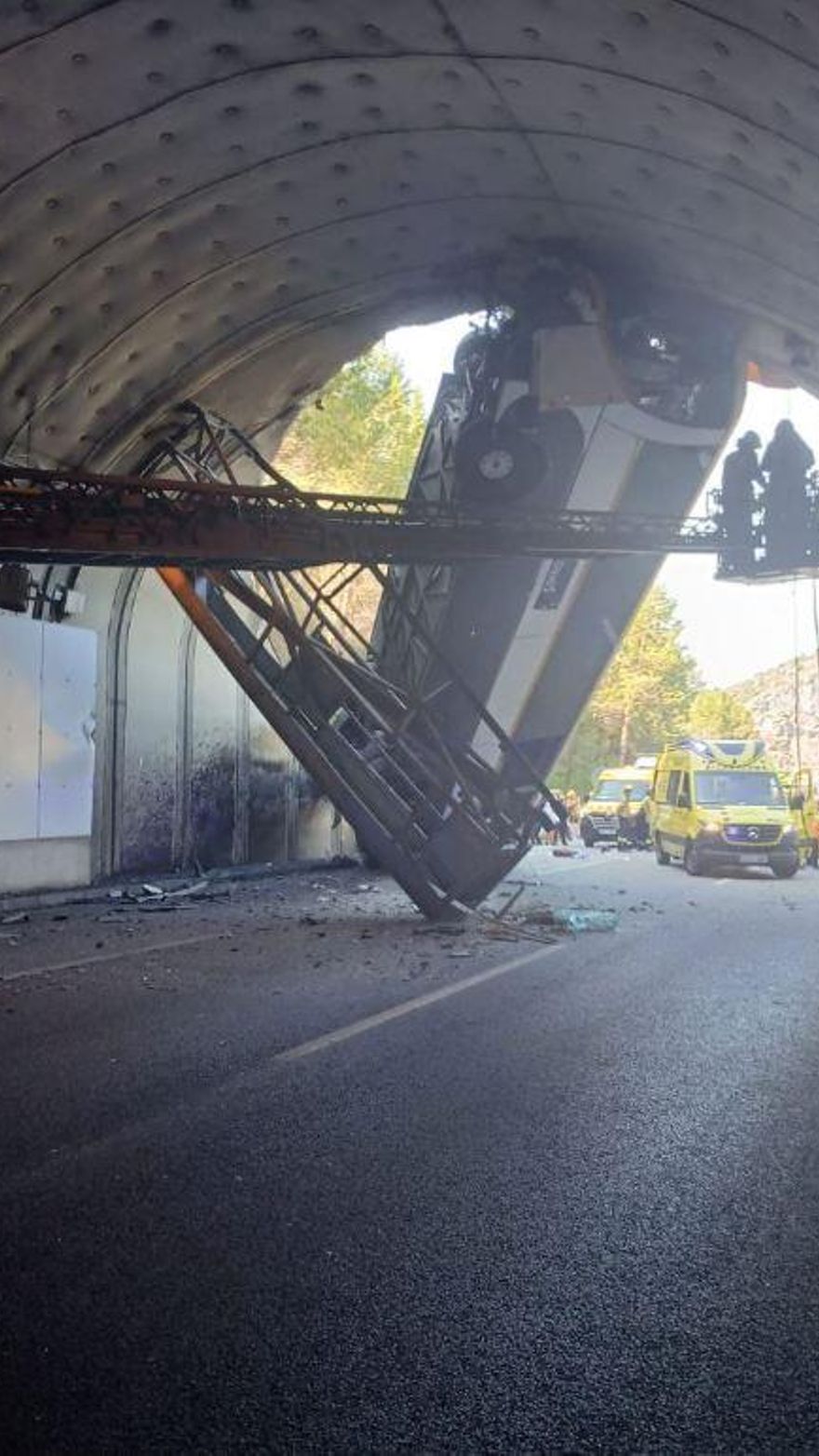 L'autobús que ha bolcat a l'entrada d'un túnel a la C-32 al Maresme