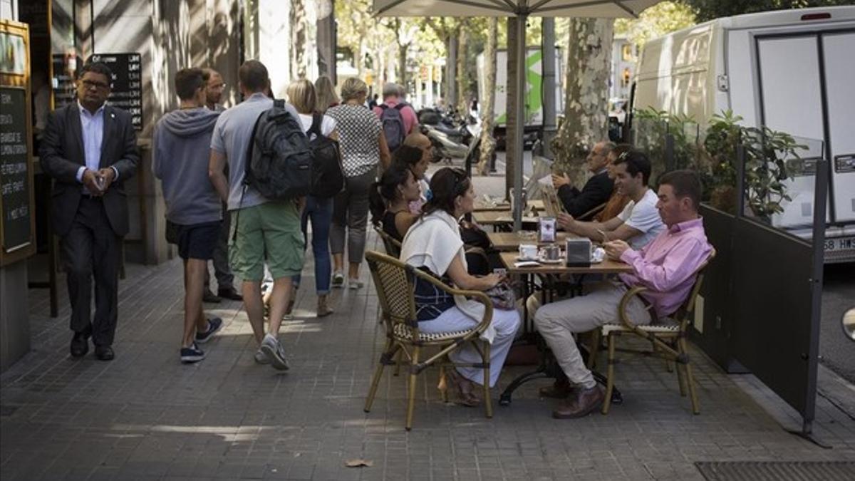 Turistas en una terraza de Barcelona