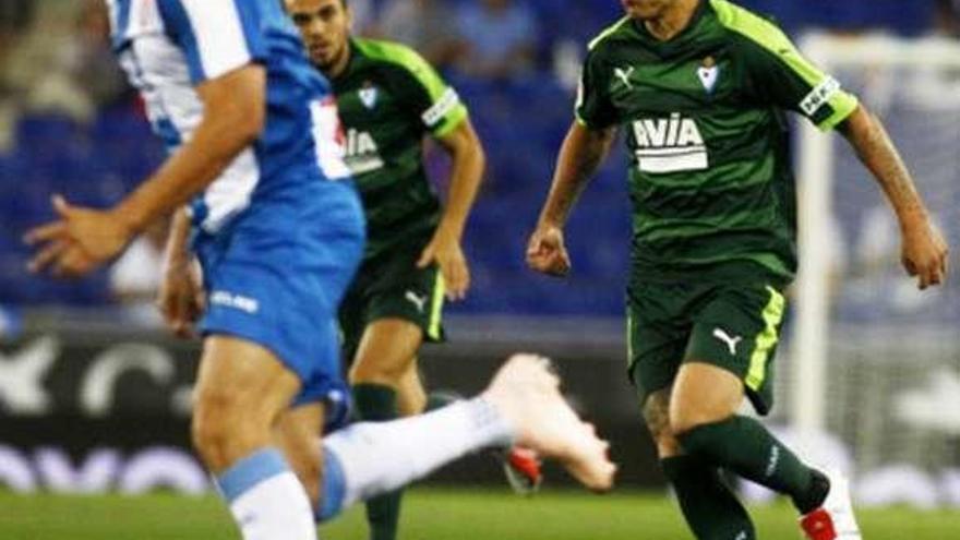 Orellana conduce el balón en un partido contra el Espanyol. // LaLiga