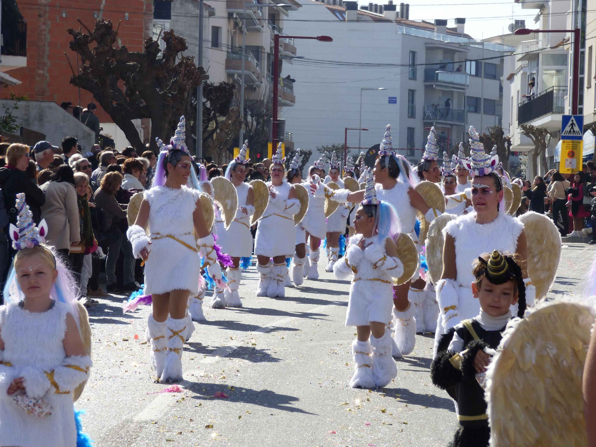 L'Escala vibra amb una rua de carnaval carregada d'imaginació