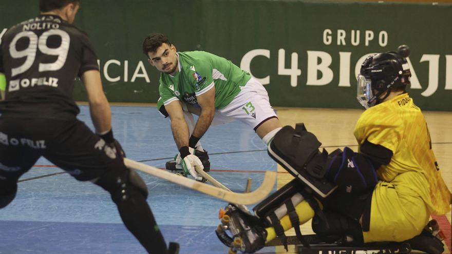 Bruno Saavedra remata a portería en el partido frente al Sporting de Portugal en Riazor.