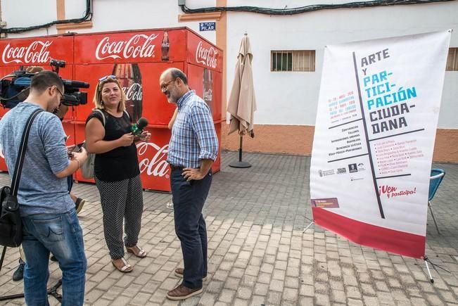 Las Palmas de Gran Canaria, 29 de septiembre de 2016.- La Plaza del Pilar de Guanarteme ya cuenta con un mural homenaje a la periodista Mara González. Los comisarios de la iniciativa, Cynthia Viera y Pablo San José (Colectivo PSJM), el consejero de Participación Ciudadana del Cabildo de Gran Canaria, Juan Manuel Brito, y el concejal de Barrios y Participación Ciudadana del Ayuntamiento de Las Palmas de Gran Canaria, Sergio Millares