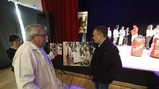 Guillermo Pelayo, el barquillero avilesino, comparte su oficio con el alumnado de Corvera: "Empecé con solo 10 años, es mi vida, no me voy a retirar nunca"