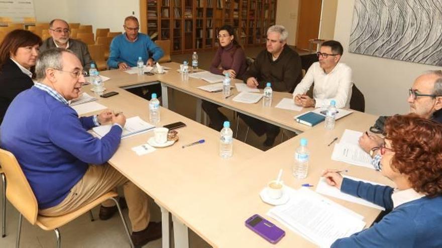 Los profesores de la UA que formarán el consejo asesor, con el presidente de la Frax, el director del Museo y personal de la Fundación.