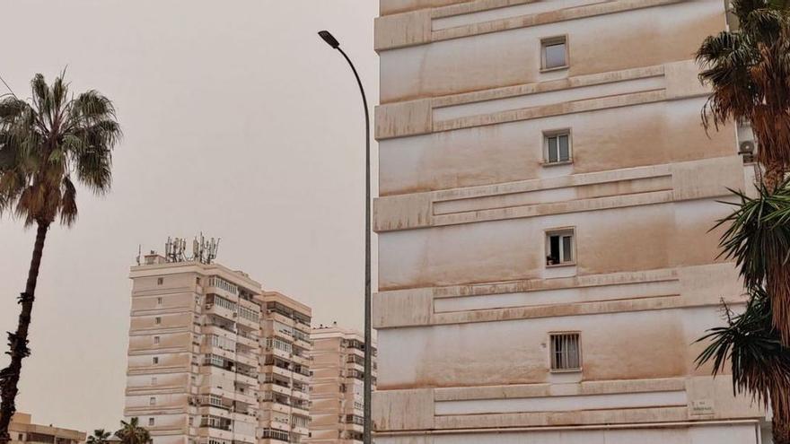 La limpieza de fachadas tras la calima en la Península puede costar entre 6.000 y 15.000 euros por bloque
