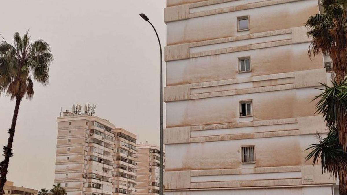 Edificios de la zona oeste de Málaga afectados por la lluvia de barro que dejó la calima.