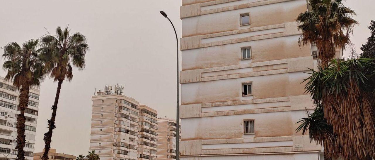 Edificios de la zona oeste de Málaga afectados por la lluvia de barro que dejó la calima.